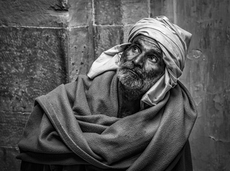 Black and white portrait - Look up